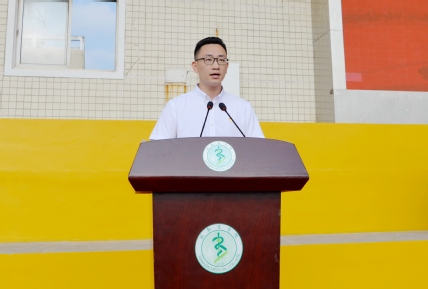 教师代表、人文与管理学院黄龙老师发言 教师代表、人文与管理学院黄龙老师发言