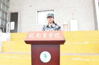 新生代表、临床医学院王羽清同学发言 新生代表、临床医学院王羽清同学发言